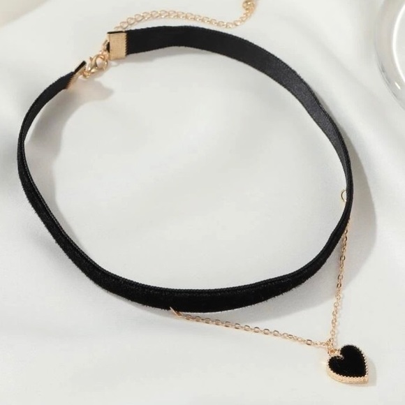 Velvet Heart Charm Layered Choker Necklace (red) - Picture 5 of 8